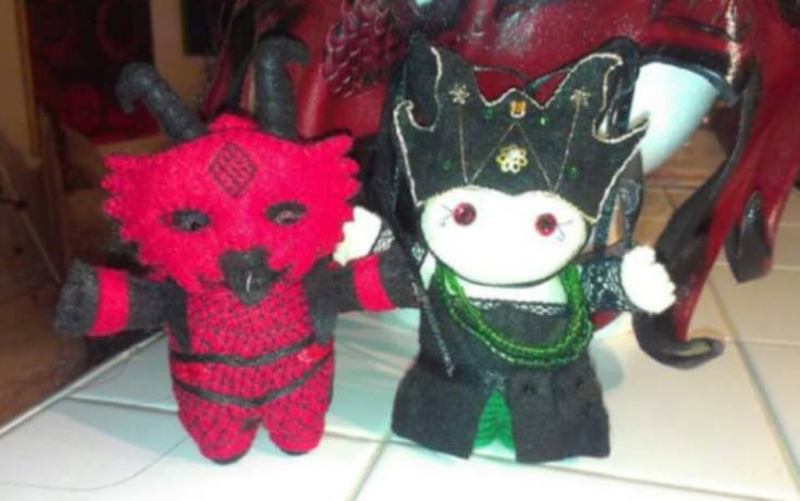 Sukrezia the Red Queen and Sir William the Dragon Rider as Deri Dolls https://www.facebook.com/pages/DeriDolls/412802558758274?sk=photos_stream